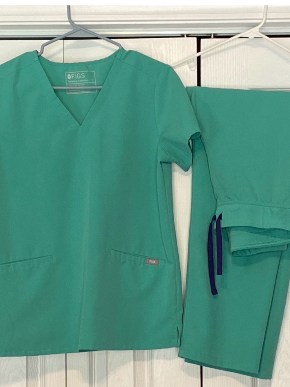 FIGS Women's Surgical Green V-Neck Scrub Top and Pants - Small/Petite